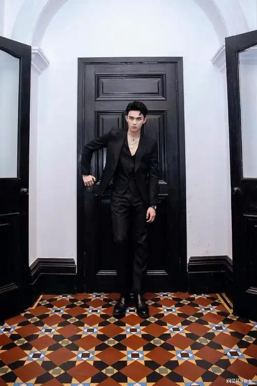 吴磊深v黑西装好惊艳身材完美上演眼神杀妥妥的霸道总裁