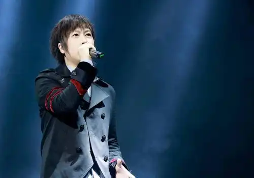 有没有人知道阿信穿的这件衣服哪里有卖的?