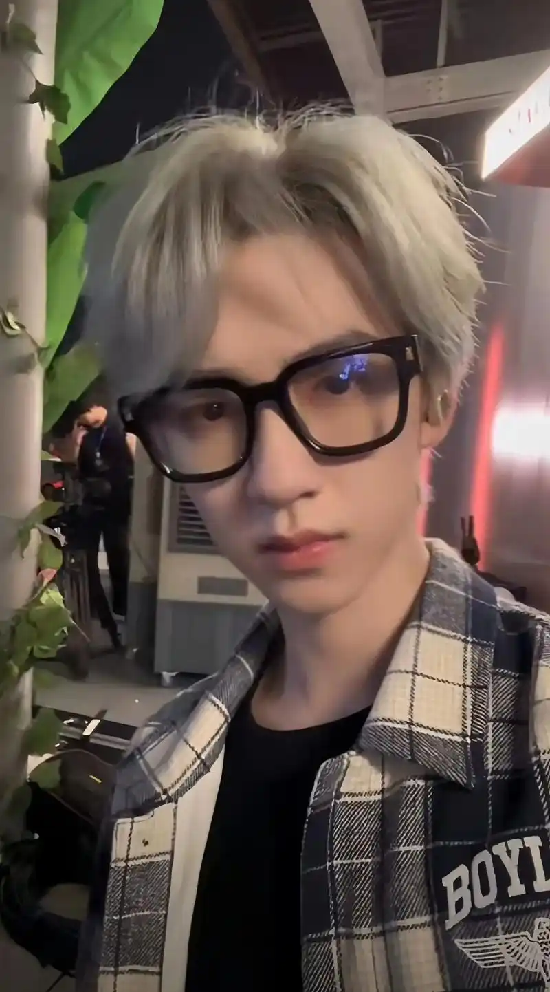 有被帅到 爱看多发.#贺峻霖#神图#壁纸  - 抖音