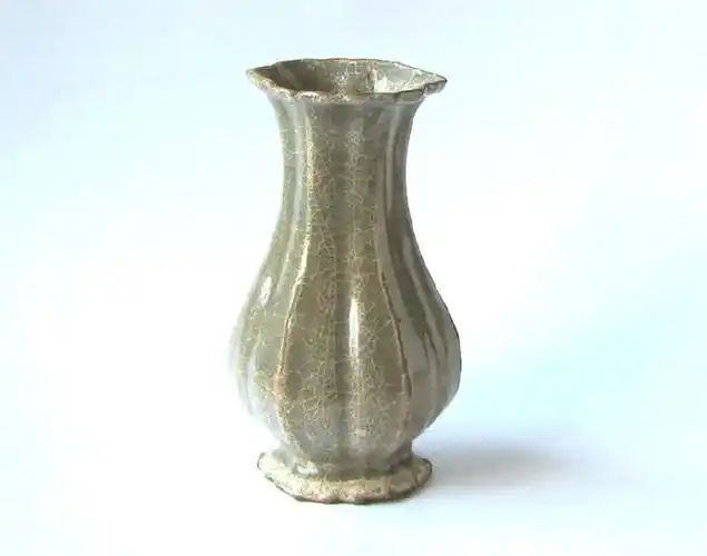 (8)南宋龙泉溪口窑白菜瓶,过去被一些不专业的瓷器收藏类书籍标注为