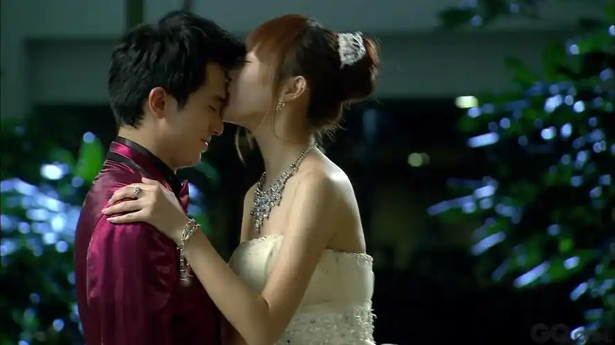 邱泽是唐嫣众多吻过得男神中比较特别的一位,不仅因为两人拍过的吻戏