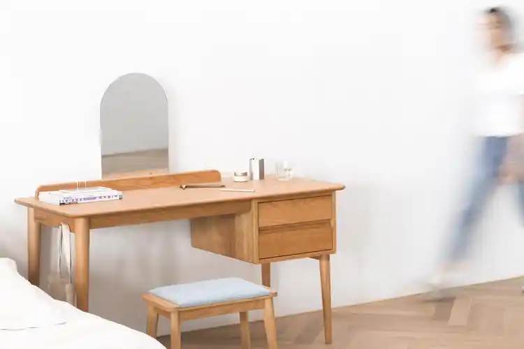 几何书桌/为小的卧室空间而设计