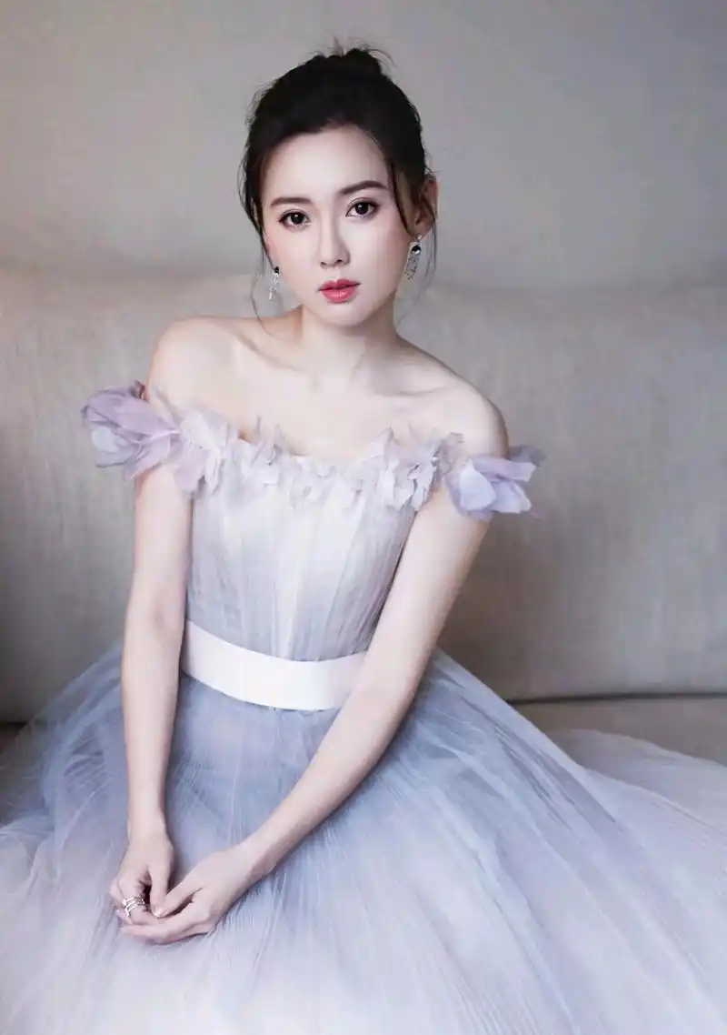 氧气美女江铠同身姿曼妙,明艳动人