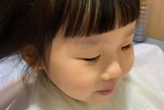 秦昊的女儿小米粒逆袭式长大,近照曝光,网友:比母亲还貌美