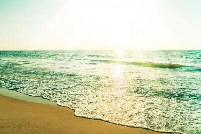 夕阳与大海和海滩