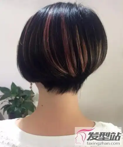 女生剃后脖短发发型层次感鲜明清爽干练