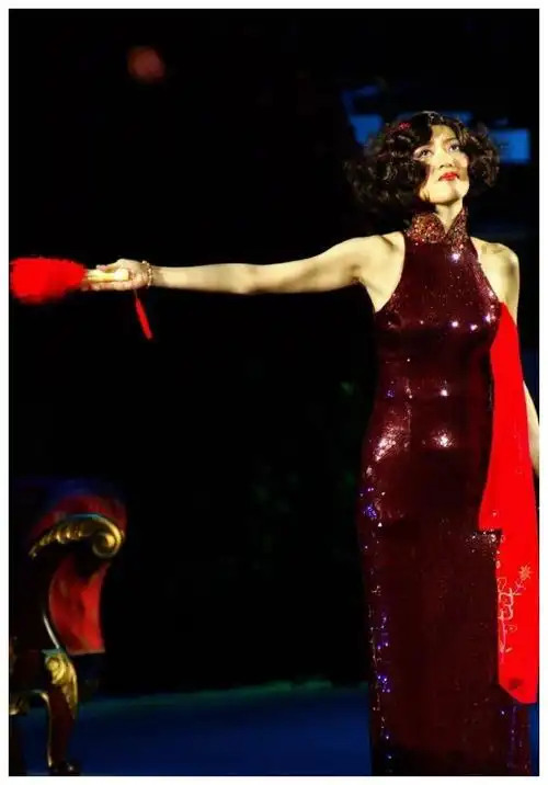 梅艳芳奇装异服让人怀念旗袍装风华绝代她是不可复制的经典