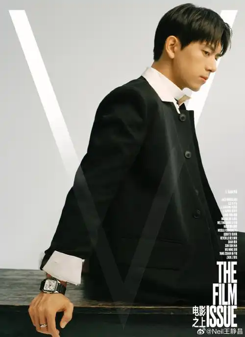 《v》新刊封面,平静的人物镜头,黑色背景更有电影感!