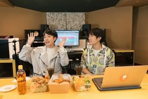 吴青峰甜勾手臂喂食汽水 下秒"直接喇舌"韦礼安吓瘫了!