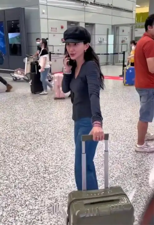 不得不说熊乃瑾在私下里还是放得开的,素颜暴露脸部的真实状态,丝毫不