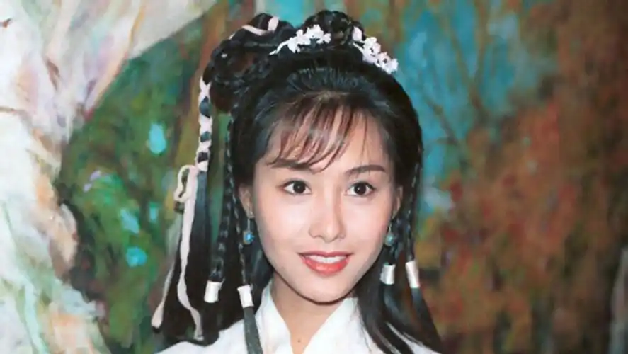 朱茵饰演黄蓉时,正是她颜值巅峰,一颦一笑都灵动,非常迷人.