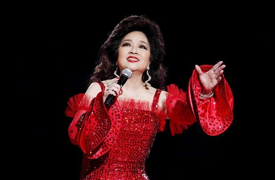 徐小凤,1949年1月1日出生于湖北武汉,从小家庭贫穷,父母为她生了6个