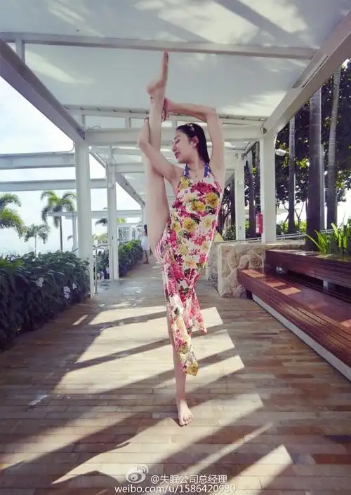 52/74           美女网友纷纷大秀一字马.