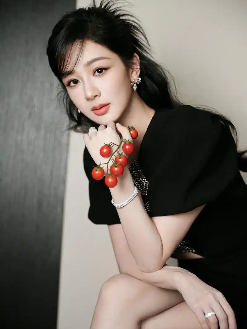 杨紫的一组美照曝光,她身穿小黑裙胸前镂空,用蝴蝶结点缀,妆容精致