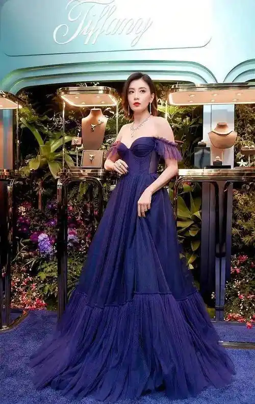 47岁贾静雯大秀事业线三娃辣妈身材前凸后翘