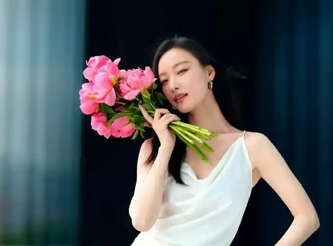 倪妮520仪式感##倪妮明媚花神#倪妮美神降临,捧花照对我的眼睛太友好