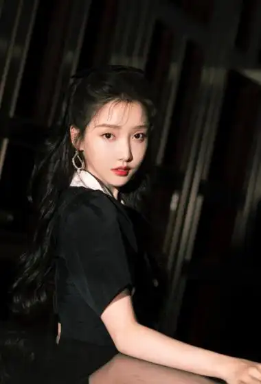 姜贞羽俏皮黑色搭配写真图片39