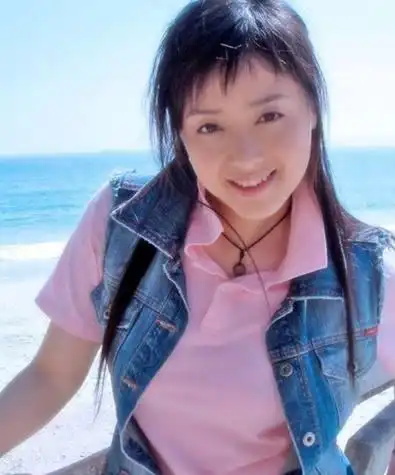 网友晒出蒋欣儿时的照片, 画风好萌, 当年真是瘦