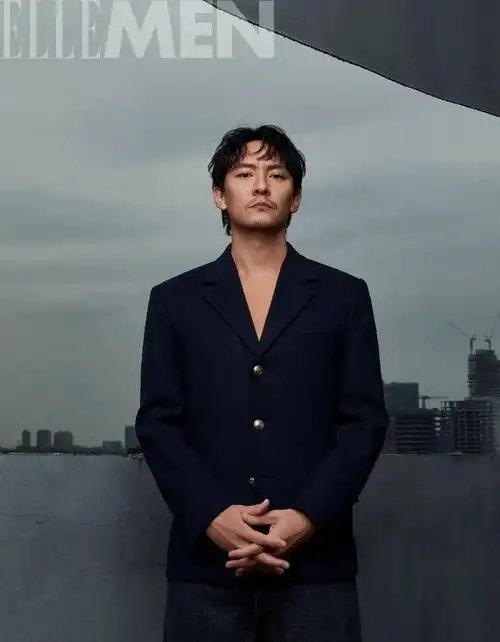 深蓝色西装外套, 深灰色牛仔裤均为gucci拍摄这天,张震和我们谈起他