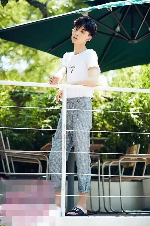 郭俊辰一组时尚清新写真让你忘不了