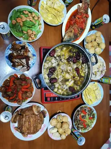 三下五除二,妹子手脚麻利做了一桌菜,色香味俱全!大厨辛苦了!