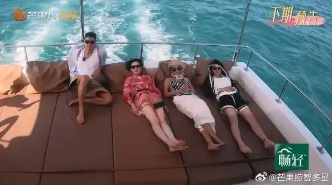 胡先煦怎么还穿上了高筒袜##花儿与少年好友记