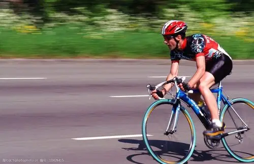 关键词:骑自行车锻炼 男子 骑自行车 运动服 头盔 快速 体育锻炼 日常