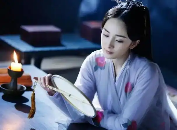 出演第一位美女"白浅",即使已经过了30多岁的年纪,也毫无违和感.