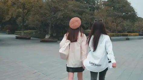 4k实拍下雨天撑伞行走的老人背影