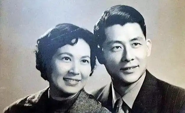 90岁高龄的"男神"王心刚,和妻子相爱63年,相依相伴让人羡慕|演员|话剧