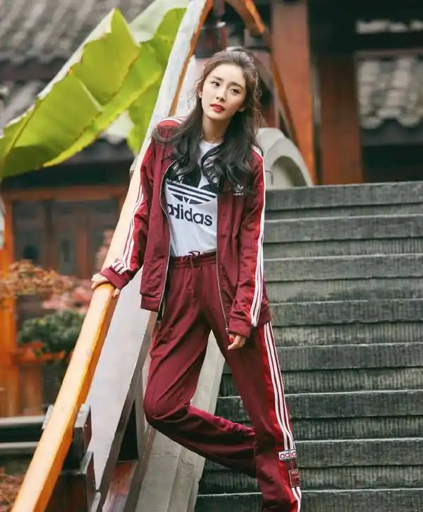 杨幂运动装宛如妙龄少女 青春阳光运动系女神