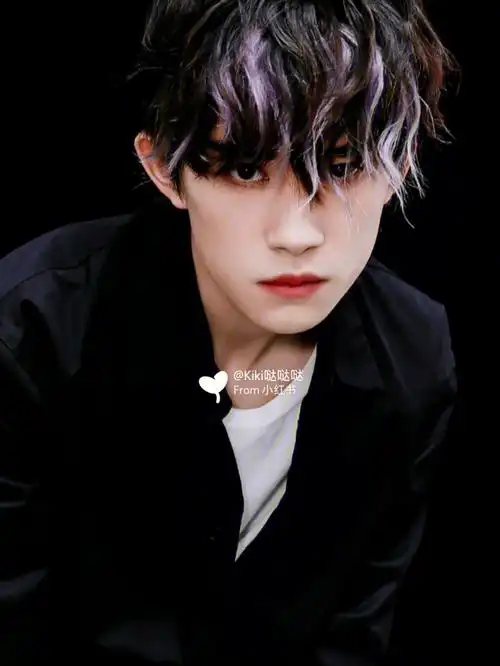 系列照片,话说哥哥的梨涡笑容跟暗黑系列真的都是绝绝子呢#易烊千玺