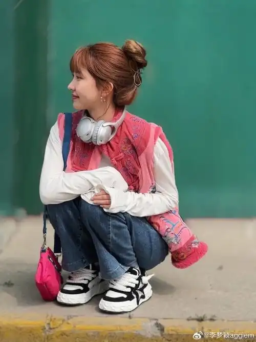 吕小雨rain还是咱们仨美女贴贴比较岁月静好@杨译凯_小可咱俩合照太少