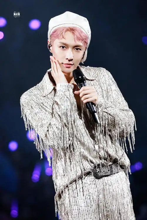 张艺兴[超话]##张艺兴染粉发##张艺兴2023大航海巡演