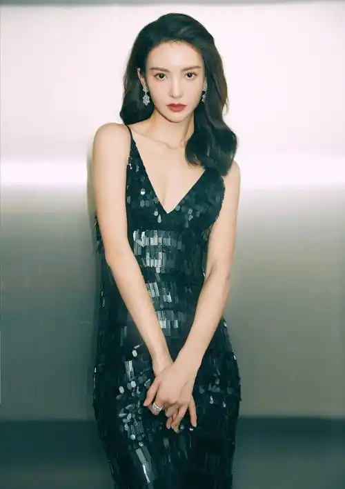 也正是因为金晨的气质特别好,身材和颜值也都不错,所以的时尚压力还是