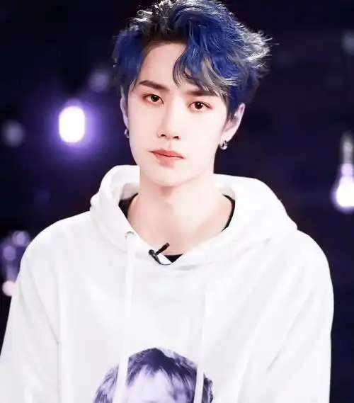 王一博晒爸爸的照片意外打破整容谣言原来是投胎小能手