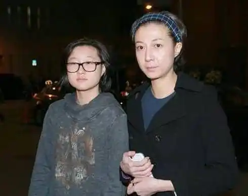 成龙女儿太叛逆,头发染色剃寸头,街边放肆抽烟_吴绮莉_吴卓_母亲
