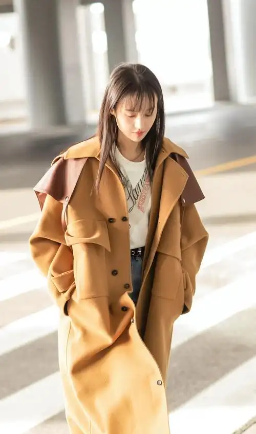 郑爽今日份机场look 驼色大衣 内搭白t 蓝色牛仔裤气质有型 复古