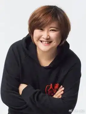 贾玲最瘦时候96斤,打伞被风吹倒退三步,早前体重曾超过180