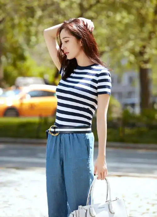 说到机场街拍达人,杨幂可以算得上数一数二了,可离开机场走进夏日自然