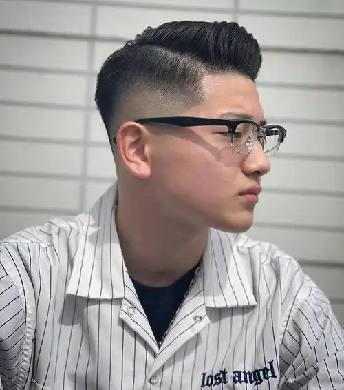 今天,我将向大家介绍几款发型,有适合头发花白的大哥们的发型,比如剪