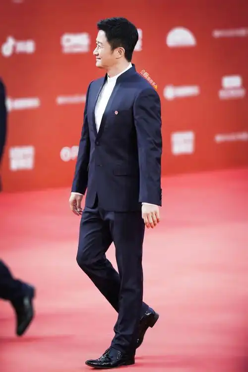 吴京超话20220812#北京国际电影节开幕红毯#吴京高清图集9p,北京电影