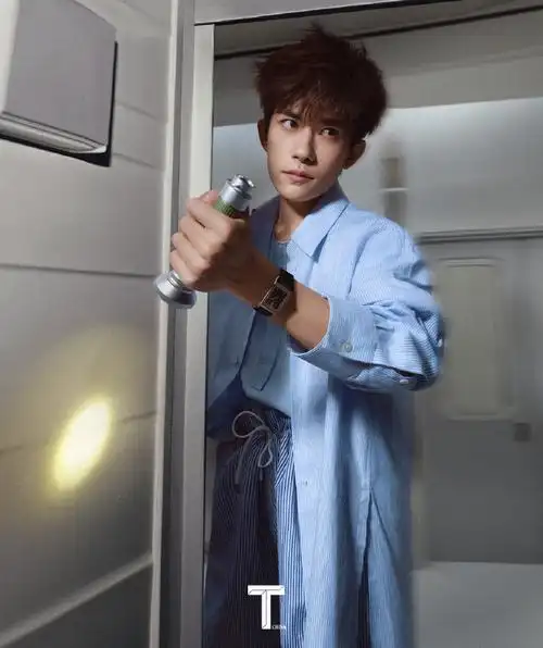 易烊千玺新封面拍摄灵感:来自千玺2021年在微博上分享的一个dv视频