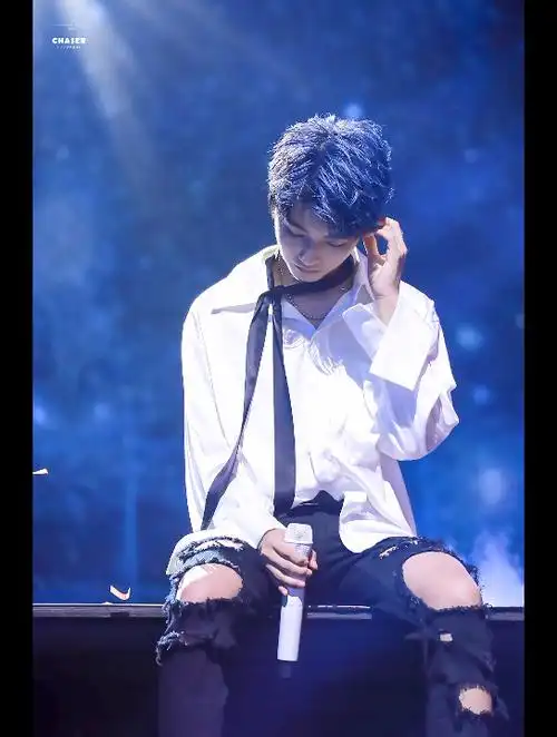 【王俊凯|水星记】蓝发 黑白衬衫yyds 我永远爱四周年 呜呜呜_哔哩