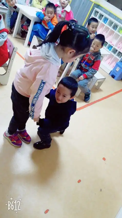 帮助他人 活动目标: 1,在情境化学习中体会帮助别人快乐的情绪及行为