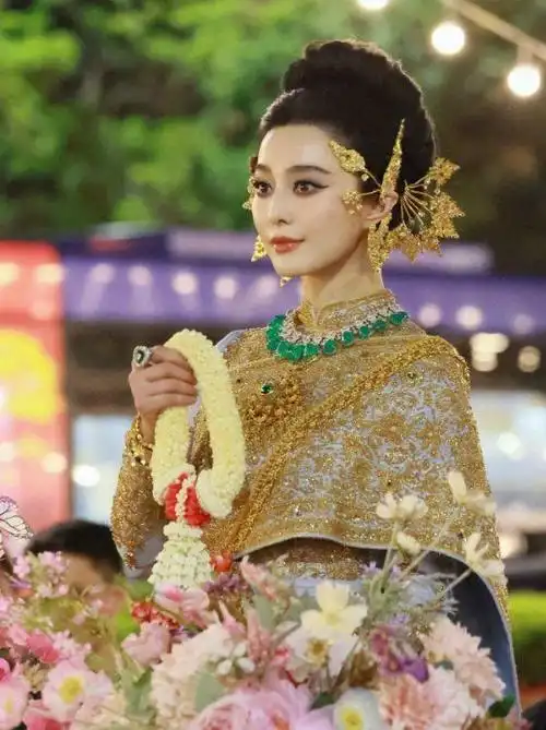 范冰冰复出鲨疯了现身泰国泼水节38度高温站三轮车上微笑巡游4小时