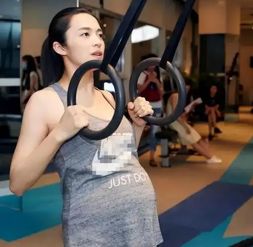 在怀孕9个月的时候,她还在健身房坚持锻炼.