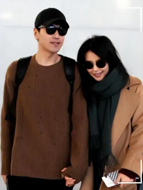 高圆圆夫妇现身机场,赵又廷看老婆眼神拉丝,俩人黏一起热聊超甜