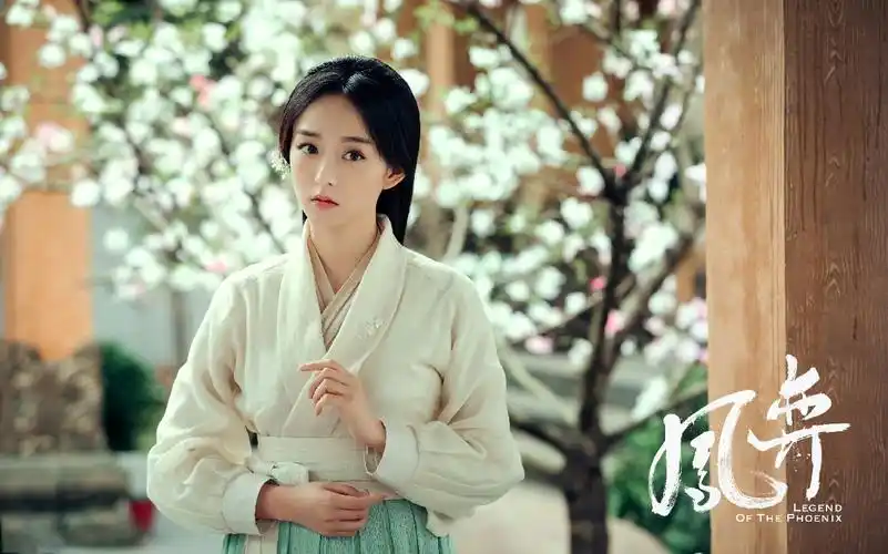 由何泓姗,徐正溪主演的古装剧《凤弈》近日正式开播,剧情展开后很快就