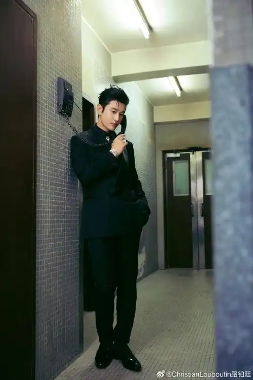 louboutinmoment#@黄晓明穿着chickito男士牛津鞋出席第26届#上海